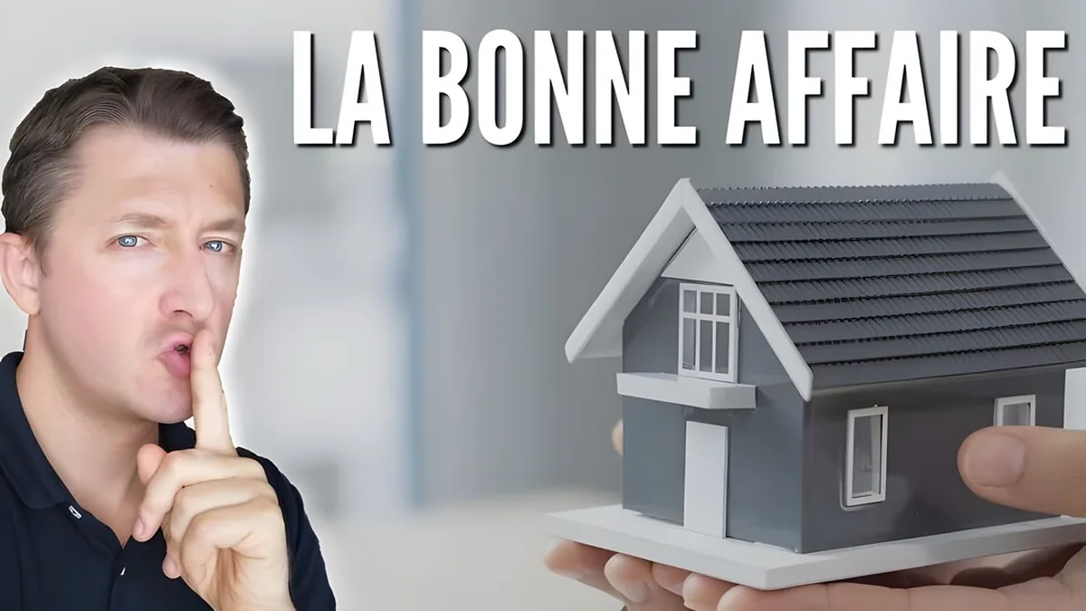 Miniature de la première vidéo de la formation Immo Rentier : repérer une bonne affaire immobilière près de chez soi, Jérémie Brygo tenant une maquette de maison