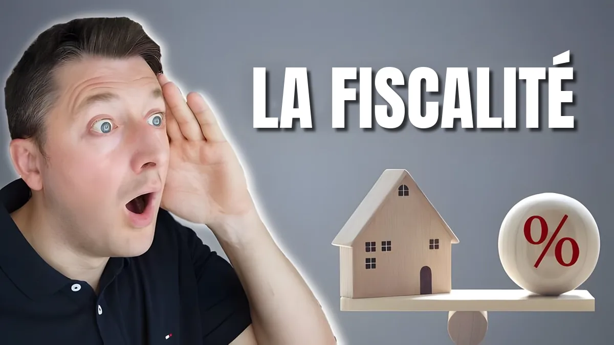 Miniature de la quatrième vidéo : la fiscalité des loyers encaissés, maison en bois en équilibre face à un symbole de pourcentage
