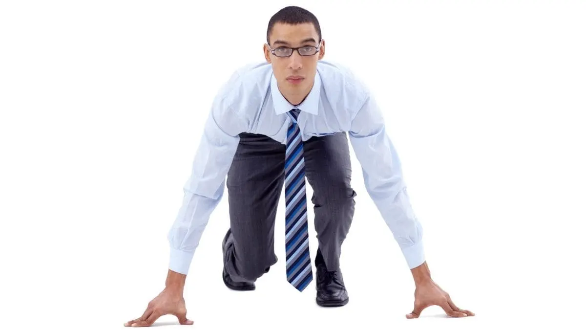 Employé en chemise et cravate prêt à se lancer dans la course des rats. Il ne sait pas comment sortir de la rat race.