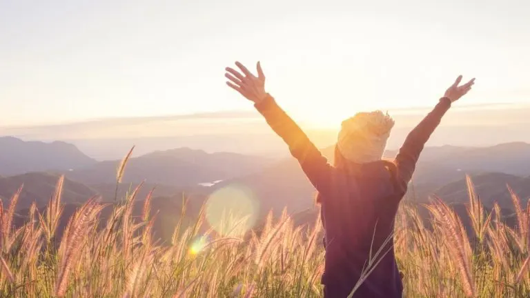 Personne marchant en pleine nature, illustration d'un mode de vie en harmonie avec l'environnement