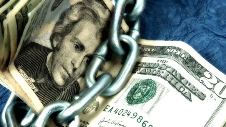 Tirelire et billets, illustration de l'épargne dégagée par un mode de vie frugal