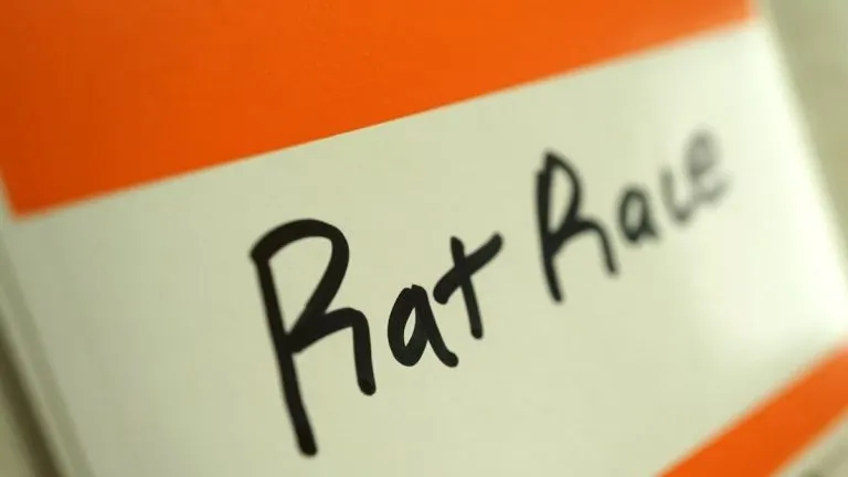 Sortir de la rat race : route ouverte symbolisant la liberté retrouvée