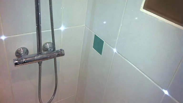 Des LED installées dans les joints de carrelage de la salle de bain