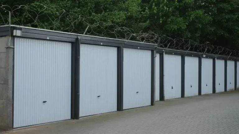 Box fermé loué comme parking ou espace de stockage