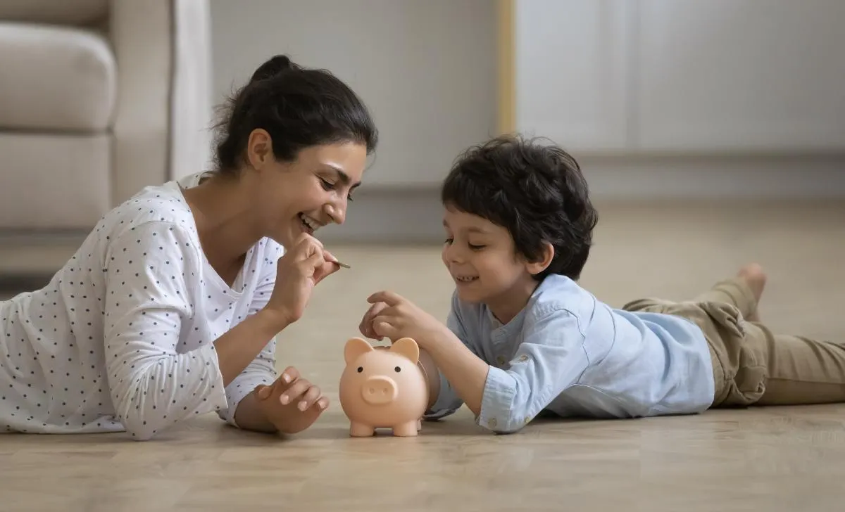 Parent expliquant l'argent à un enfant de 3 à 6 ans