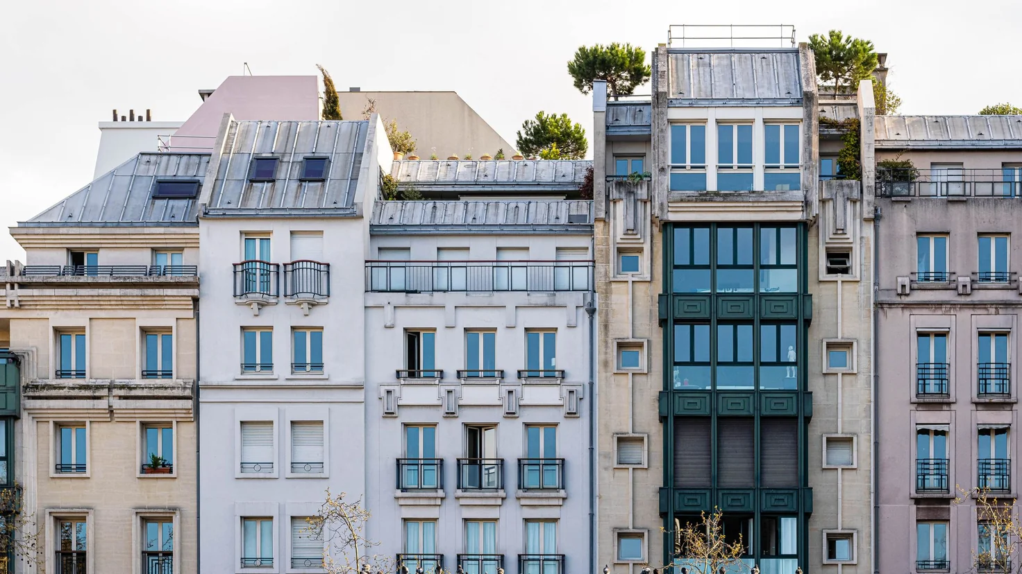 Façades d'immeubles parisiens alignées, le type de bien vendu en viager occupé où l'acheteur paie sans jamais entrer