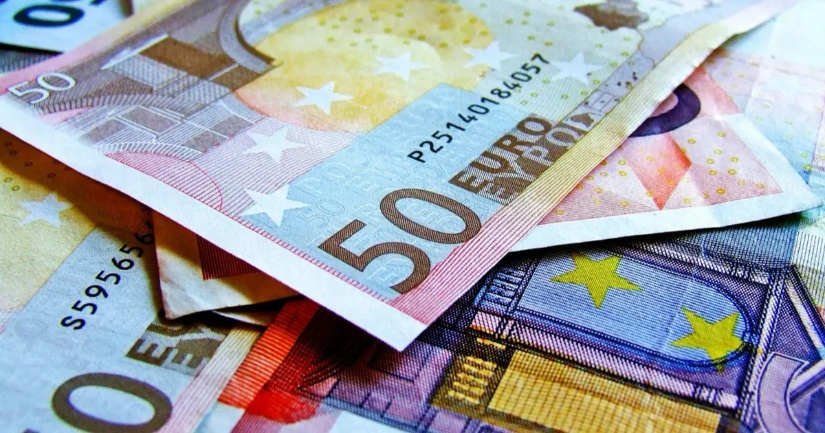 Pile de billets de 50 euros, l'argent oublié sur un compte bancaire inactif que la Caisse des dépôts détient en attendant son propriétaire
