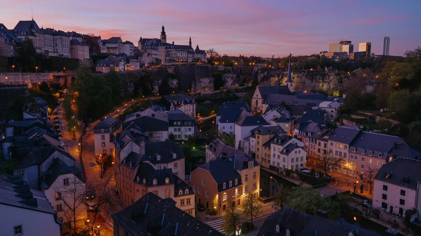 Vue aérienne de la vieille ville de Luxembourg au coucher du soleil, illustration de l’assurance vie luxembourgeoise