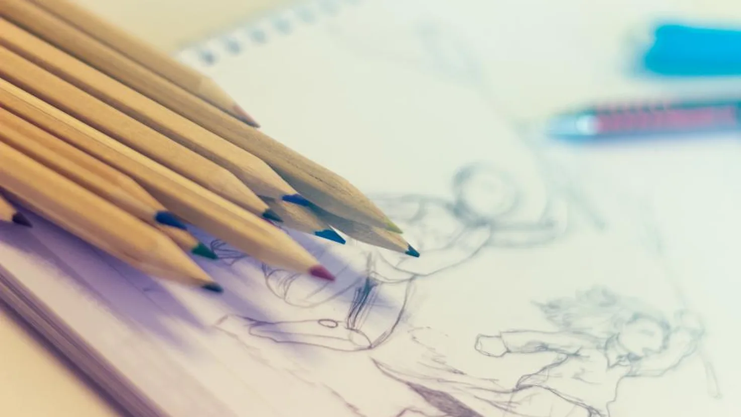 Des crayons de couleur et des fournitures scolaires alignés sur un bureau, pour préparer le budget de la rentrée scolaire 2026