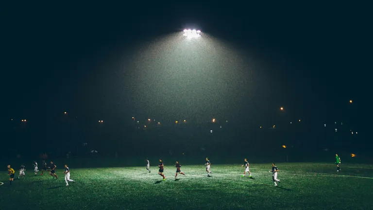 Stade plein illustrant le business du football et l’argent généré par les clubs d’élite