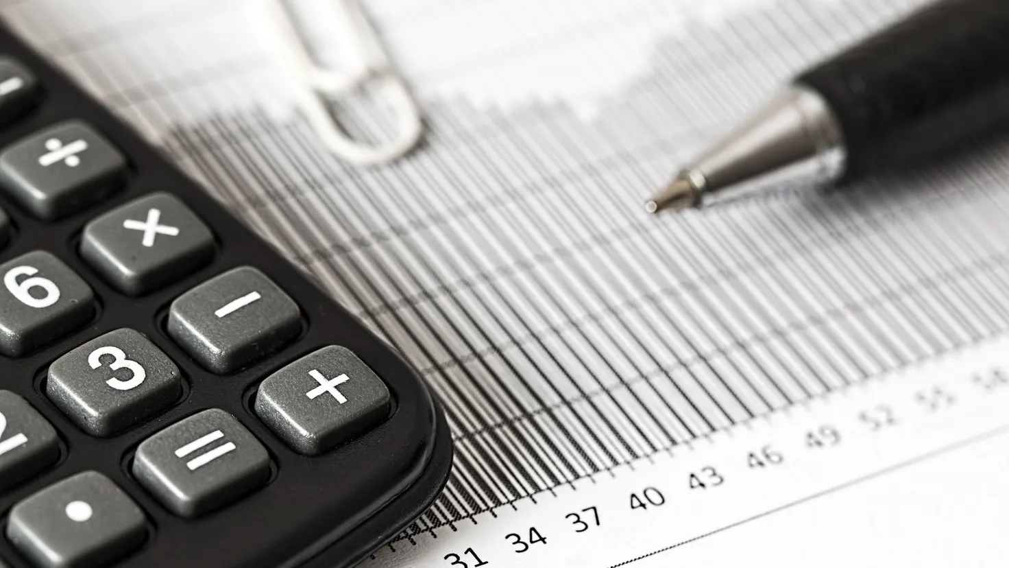 Calculer son budget mensuel : calculatrice, stylo et relevés posés sur une table pour poser ses revenus et ses charges