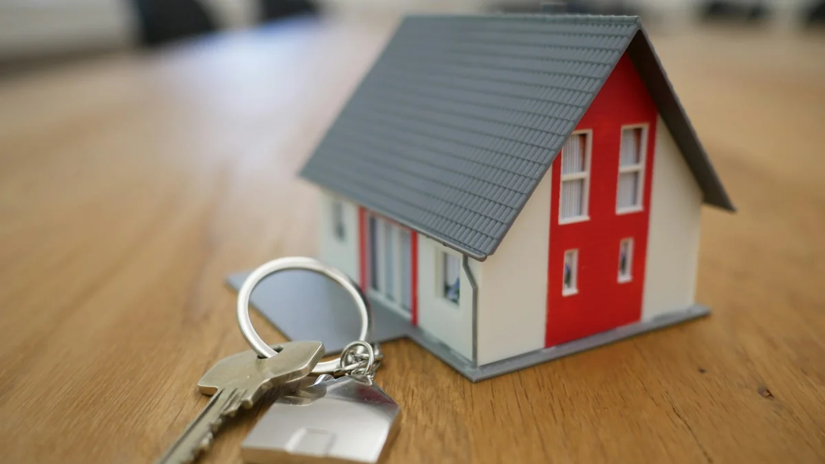 Clés d'un bien immobilier posées sur un plan de financement pour un projet d'achat