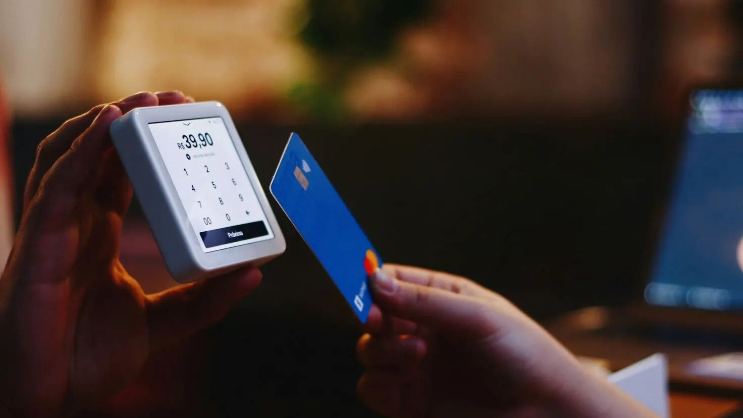 Adolescent qui paie sans contact avec sa carte bancaire ado dans un commerce, sous le regard d'un parent