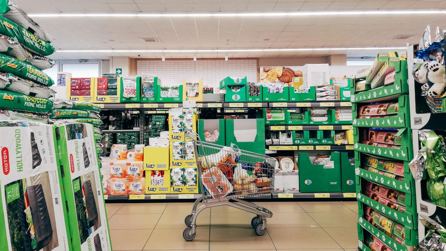 Ce que les Français ne peuvent plus s'offrir : un caddie de courses dans une allée de supermarché, illustrant la perte de pouvoir d'achat en 2026
