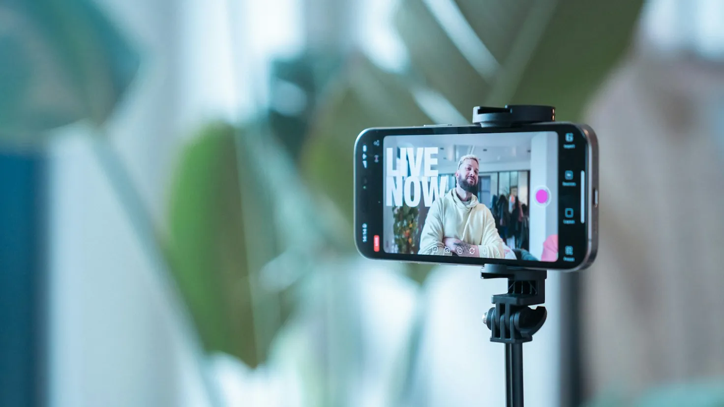Smartphone monté sur trépied filmant un live d'influenceur, le quotidien besogneux d'un créateur de contenu loin du fantasme du gros salaire