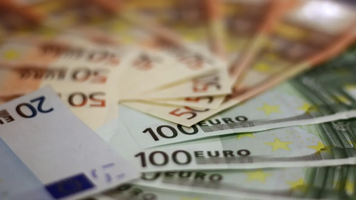 Pile de billets en euros représentant un capital de 50000 euros à investir par poches en 2026