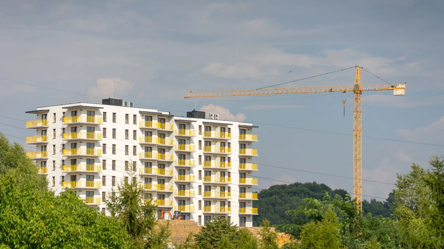 Défiscalisation immobilière : immeuble résidentiel neuf en construction surmonté d'une grue, illustration de l'investissement locatif dans le neuf