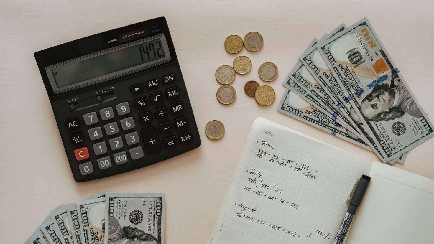 Personne qui consulte ses revenus de capital sur un carnet de comptes : devenir rentier en 2026, c'est faire le calcul net d'impôts, pas brut