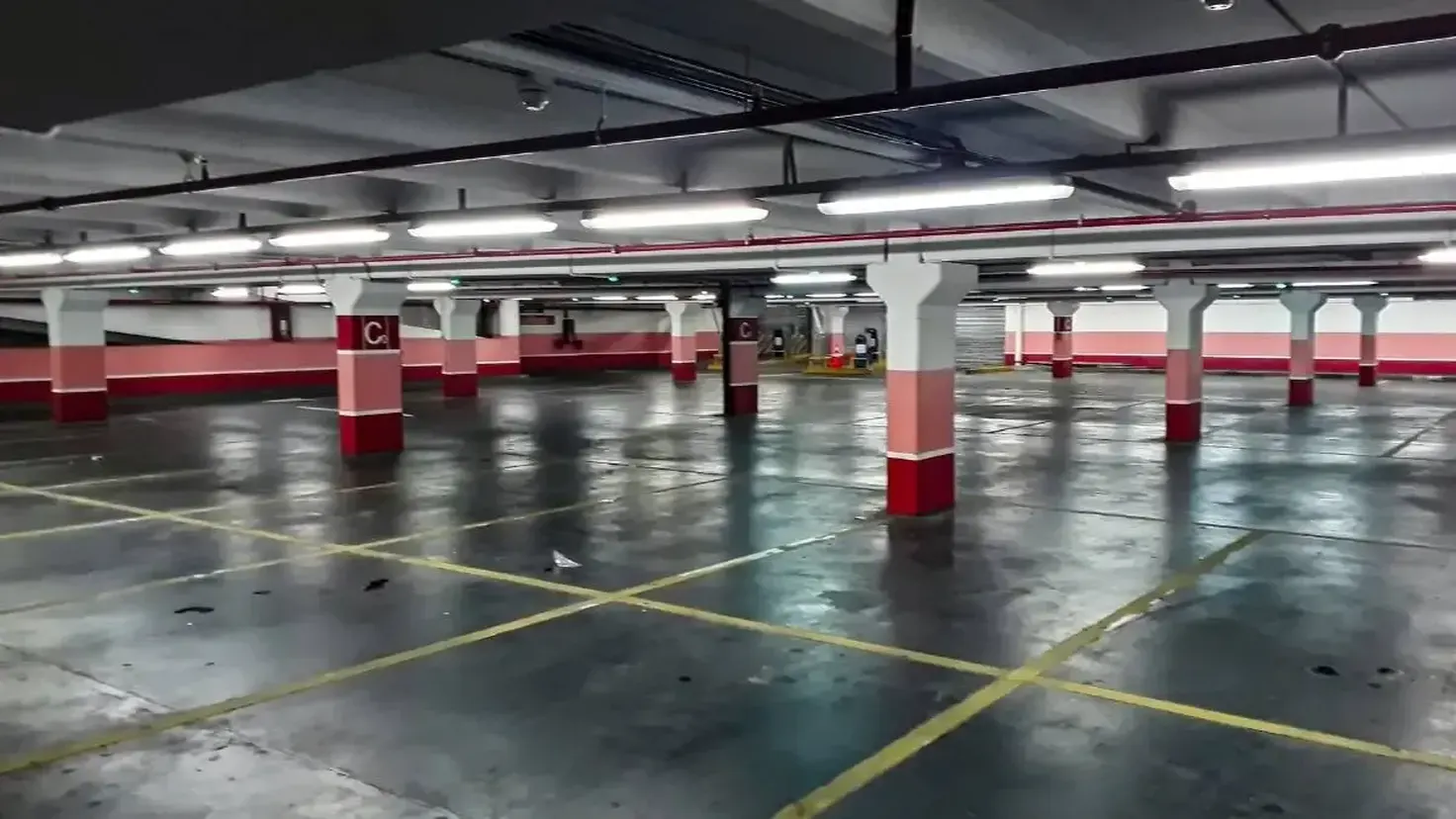 Dimensions standard d'une place de parking et d'un box garage : largeur, longueur, normes privées et publiques