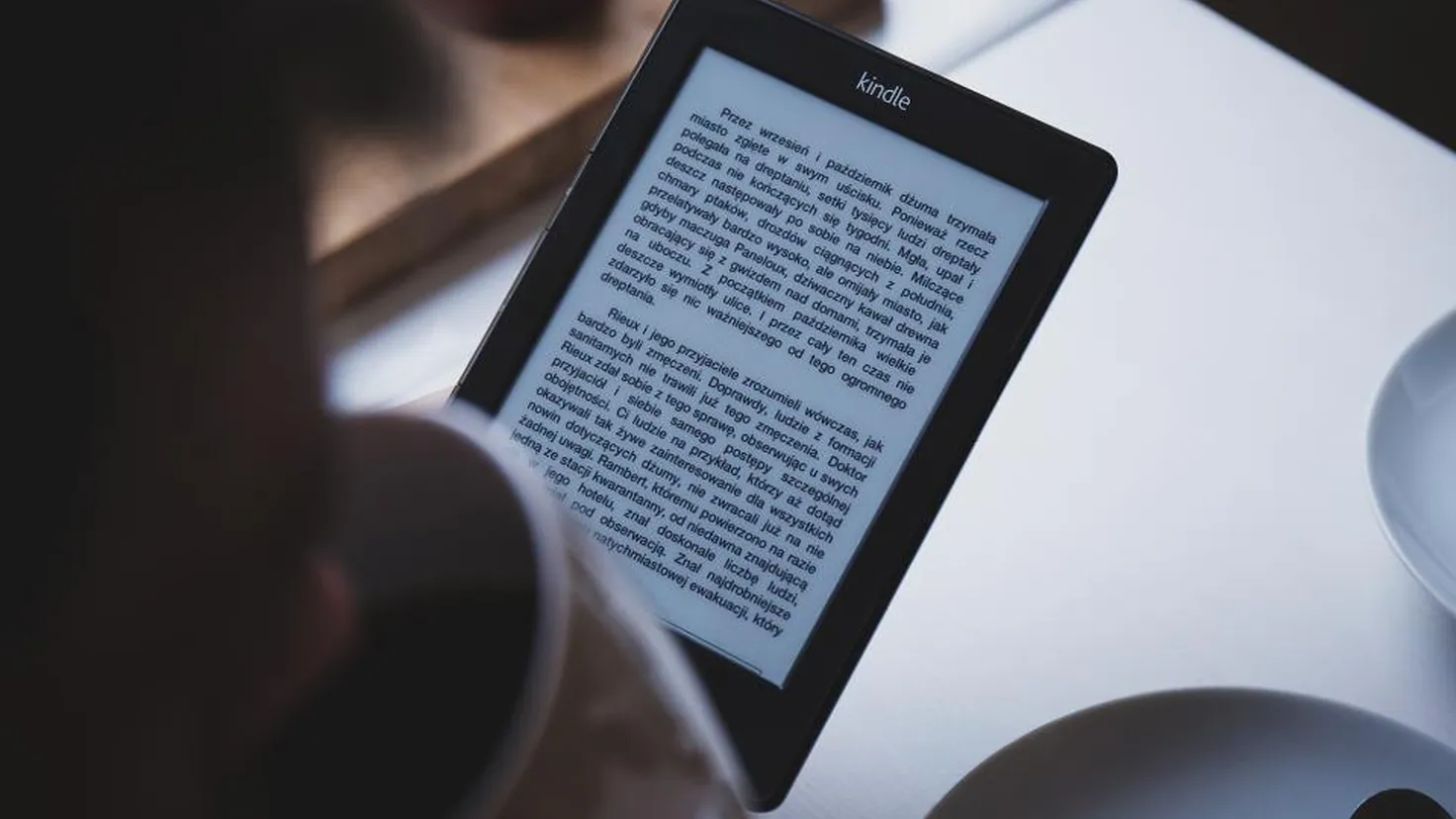 Liseuse Kindle posée ouverte, livre numérique en lecture