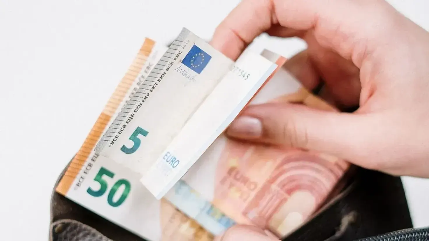 15 astuces pour économiser de l'argent chaque mois : virement automatique, enveloppes, courses (jusqu'à 500 €)