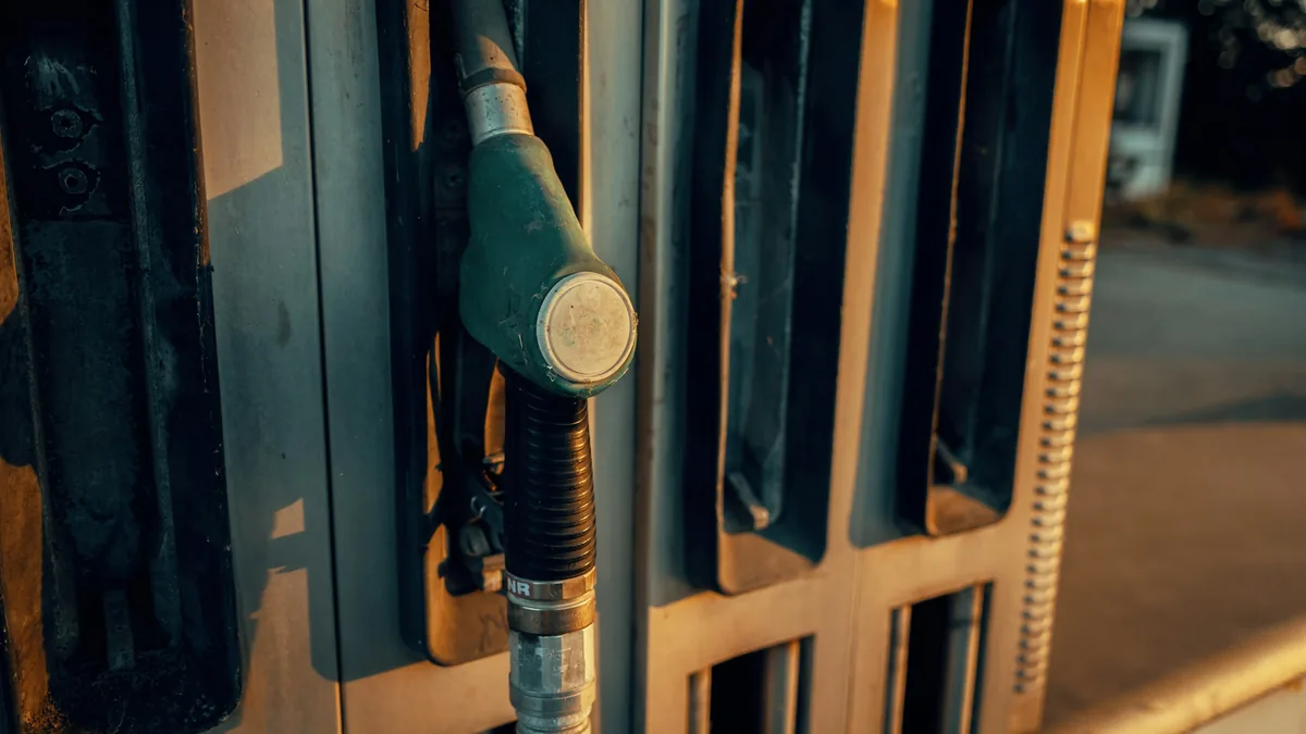 Pistolet de pompe à essence dans le réservoir d'une voiture : 10 astuces pour économiser du carburant et réduire sa consommation