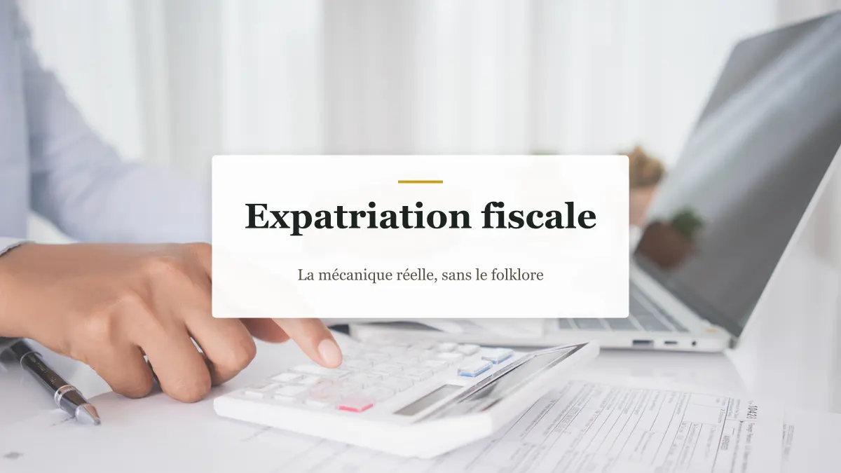 Documents fiscaux, calculatrice et ordinateur portable sur un bureau, illustration de la mécanique de l'expatriation fiscale