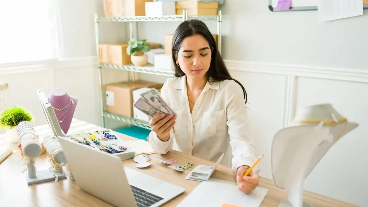 Fabriquer pour gagner de l'argent en 2026 : quoi créer et comment vendre ses produits artisanaux en ligne