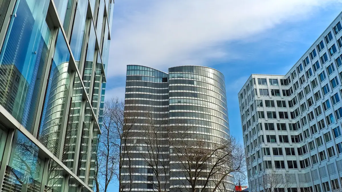 Faut-il fuir les SCPI : immeubles de bureaux vitrés d'un quartier d'affaires, le type d'actifs détenus par les grandes SCPI de bureaux en 2026