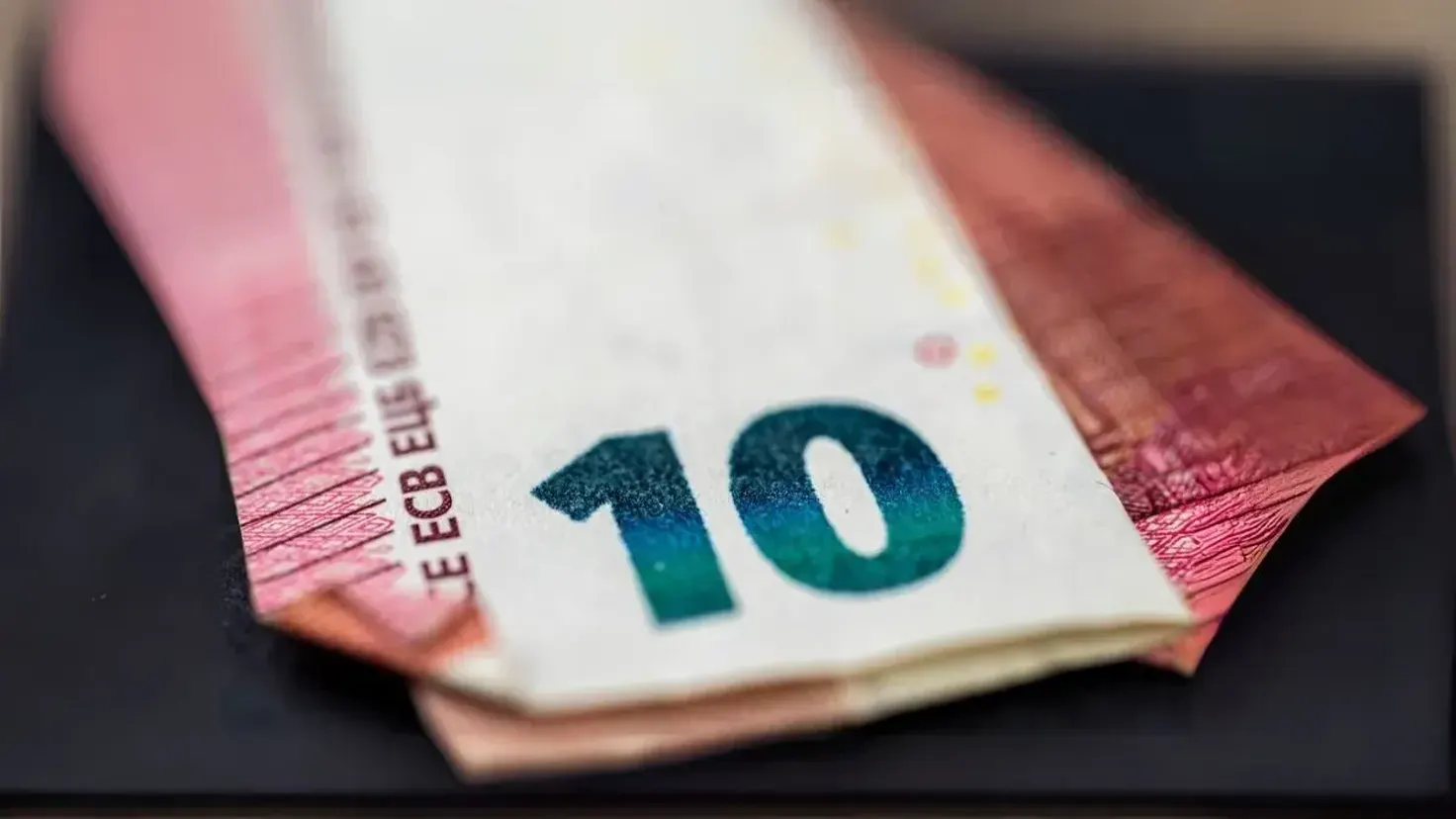 Gagner 10 euros par jour en France : 10 méthodes testées — sondages, cashback, freelance, garde d'animaux