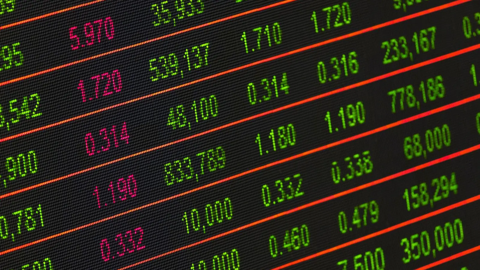 Tableau de cotation électronique d'une place boursière affichant les cours de centaines de valeurs cotées en temps réel, le marché mondial que suit une gestion passive indicielle