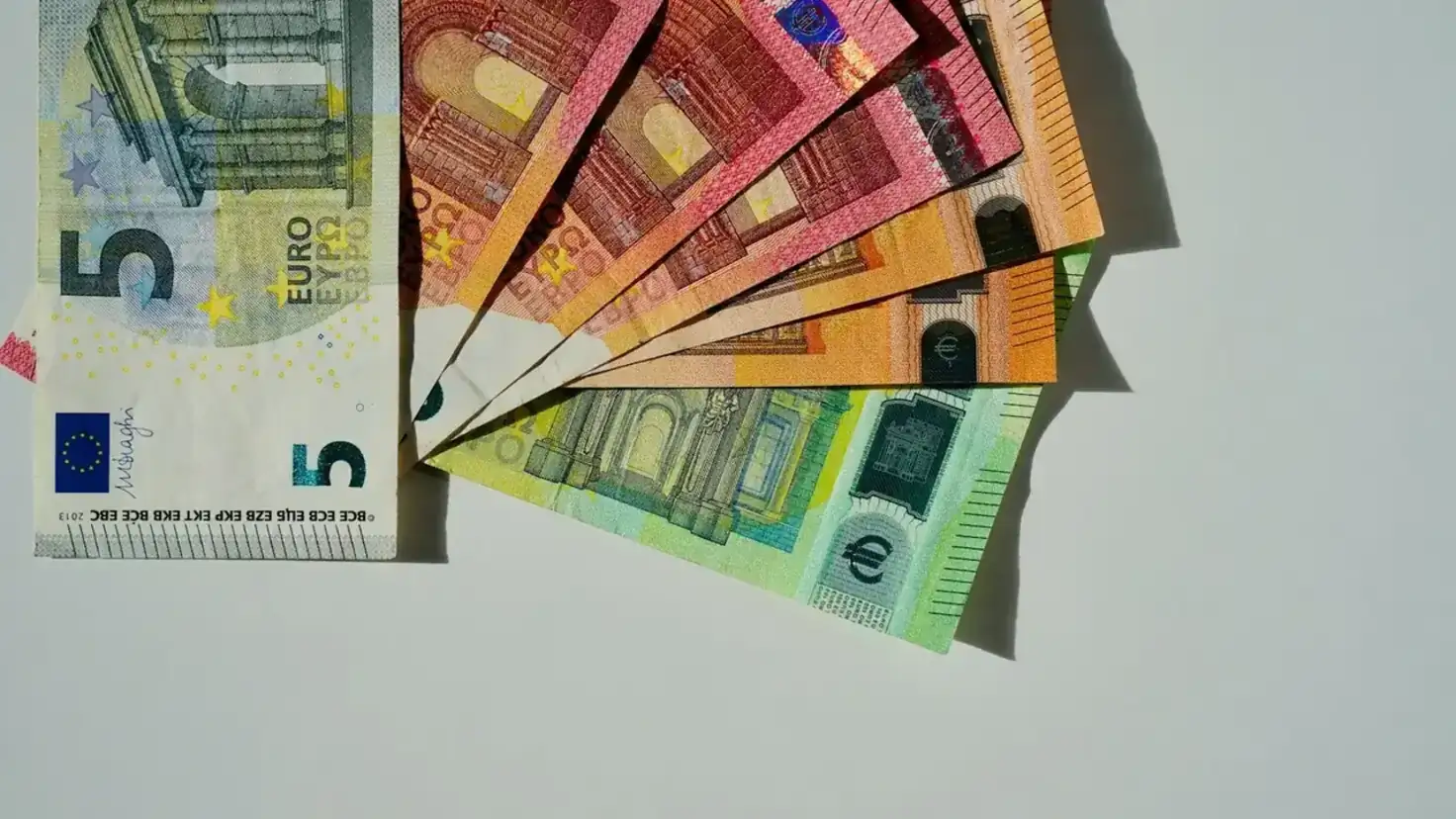 Liasse de billets en euros empilés, illustration d'un investissement de 10000 euros en 2026 réparti sur PEA et SCPI