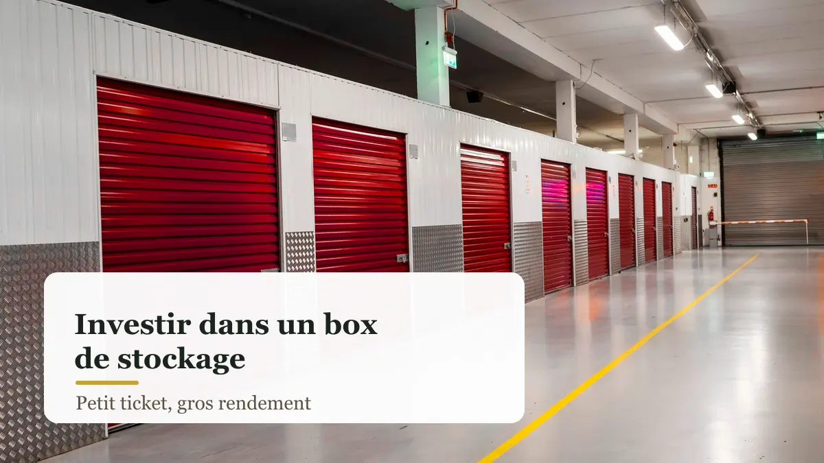 Investir dans un box de stockage : rangée de box de self-stockage aux portes oranges, un placement immobilier à petit ticket et faibles charges