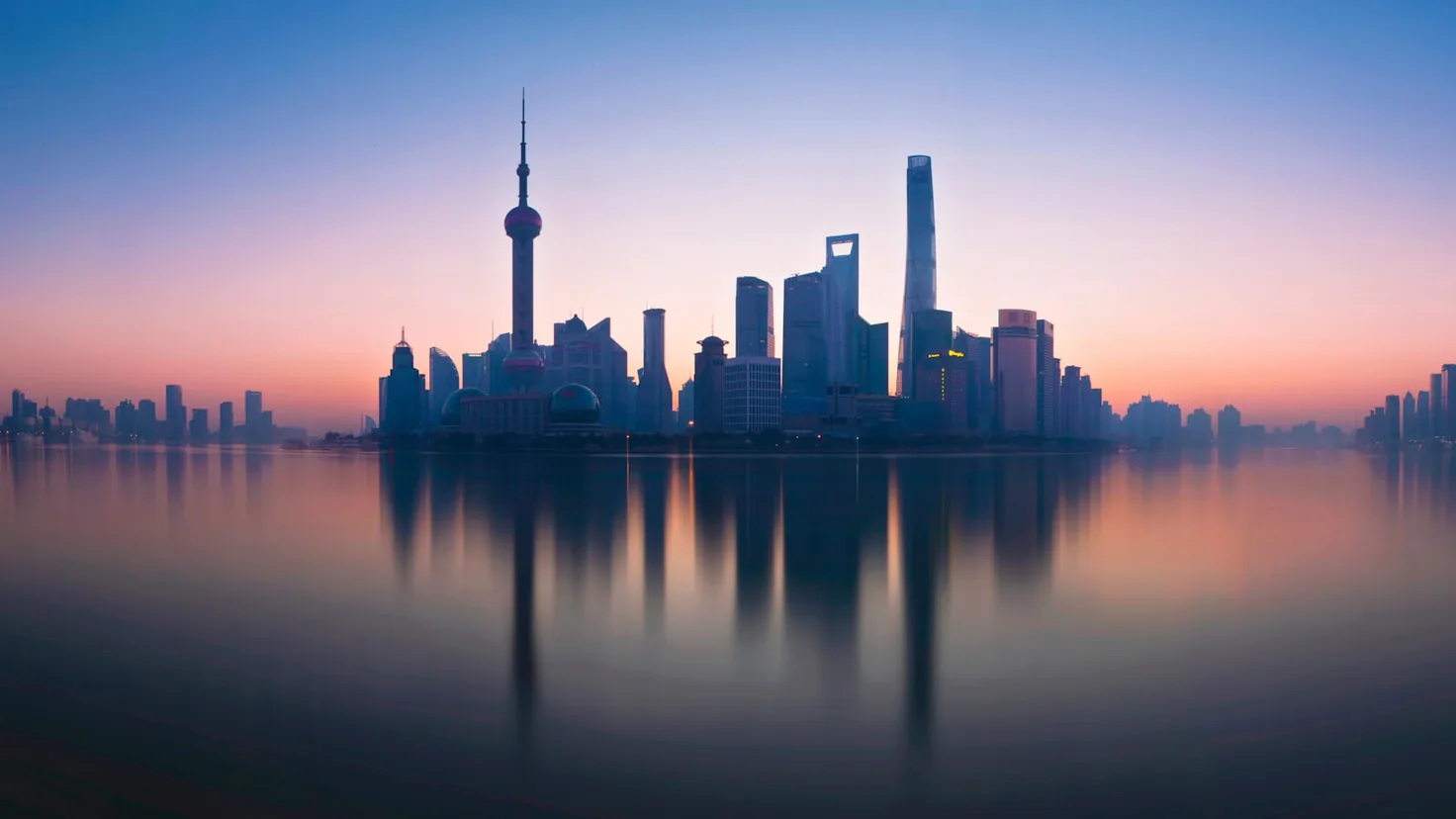 Investir dans les pays émergents en 2026 : la skyline du quartier financier de Pudong à Shanghai, premier poids des indices boursiers émergents, au lever du jour