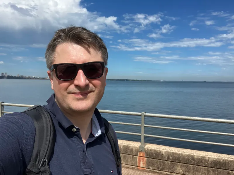 Jérémie Brygo au bord de la Costanera d’Encarnación au Paraguay, le fleuve Paraná en arrière-plan