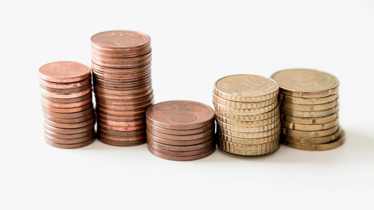 Pièces en euros empilées en piles croissantes, illustration de l'épargne sur un livret réglementé comme le LEP