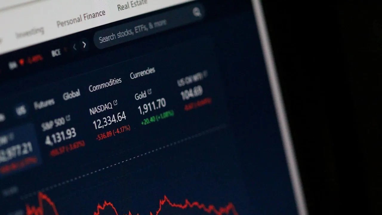 Écran de plateforme boursière affichant des indices et la recherche d’ETF, illustration d’un PEA investi en ETF MSCI World