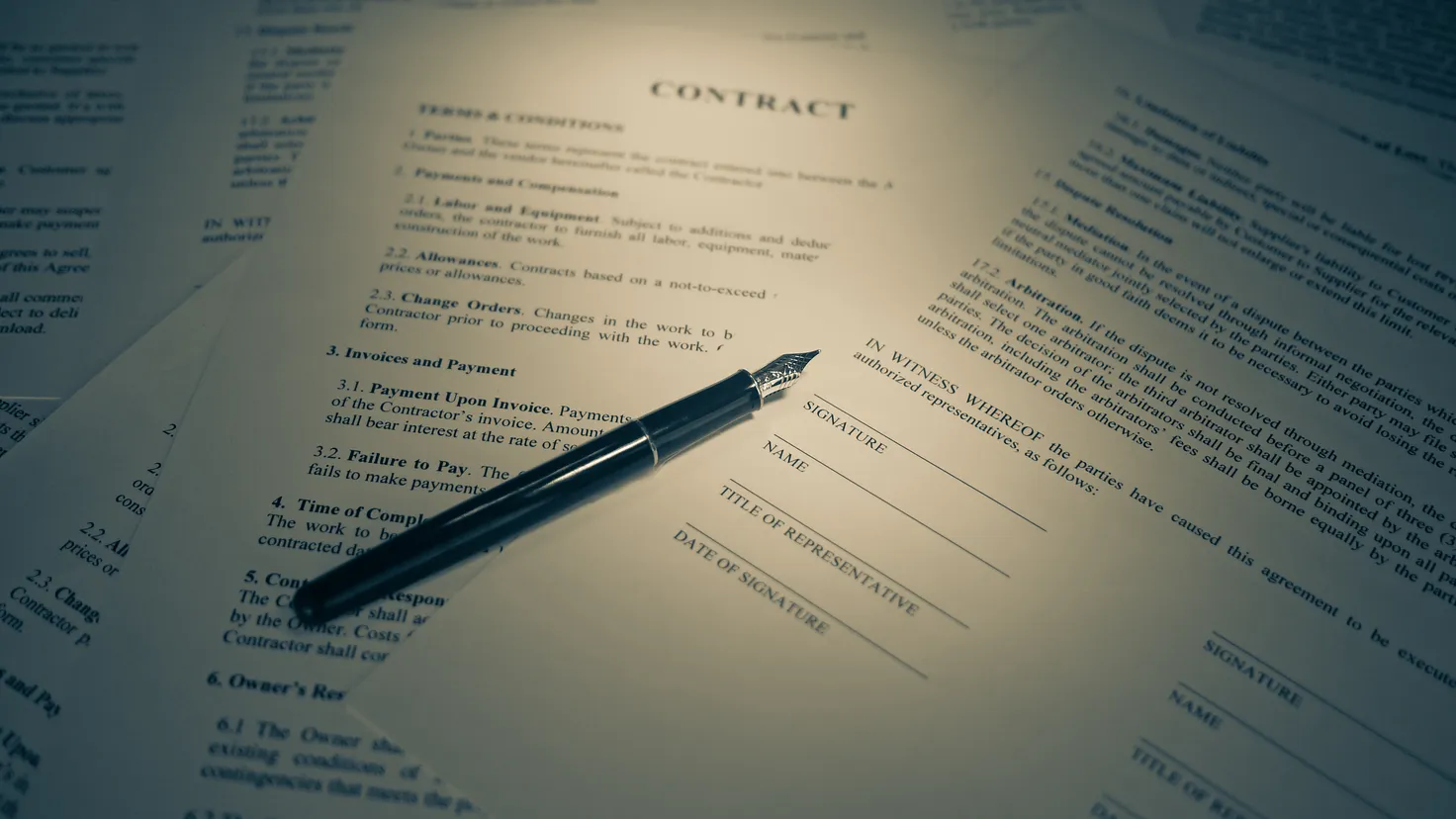 Négocier une rupture conventionnelle : un salarié et son employeur autour d'une table de réunion, dossier de départ ouvert