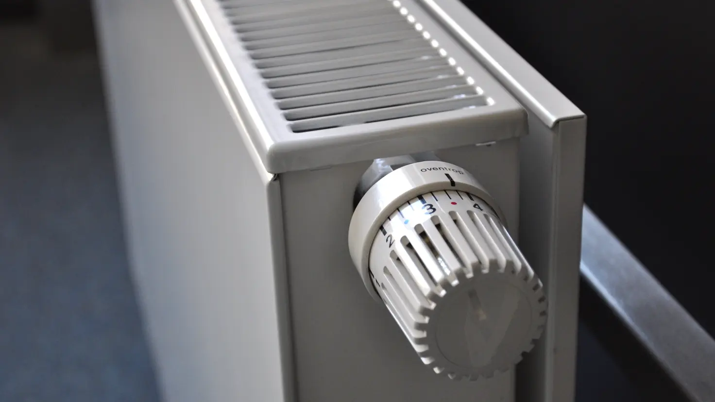 Passoire thermique en location : radiateur et fenêtre mal isolée, surcoût énergie pour le locataire