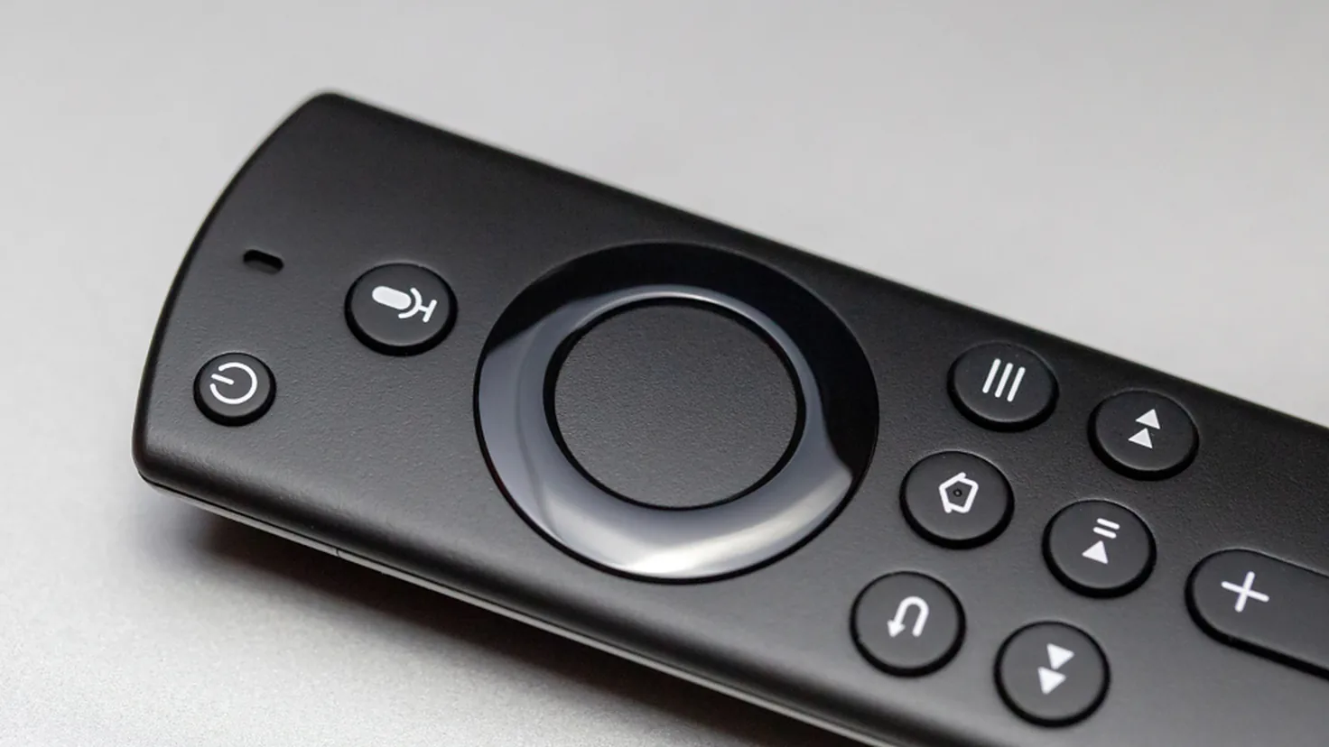 Télécommande pointée vers un écran pour payer Netflix moins cher et auditer ses abonnements streaming en 2026
