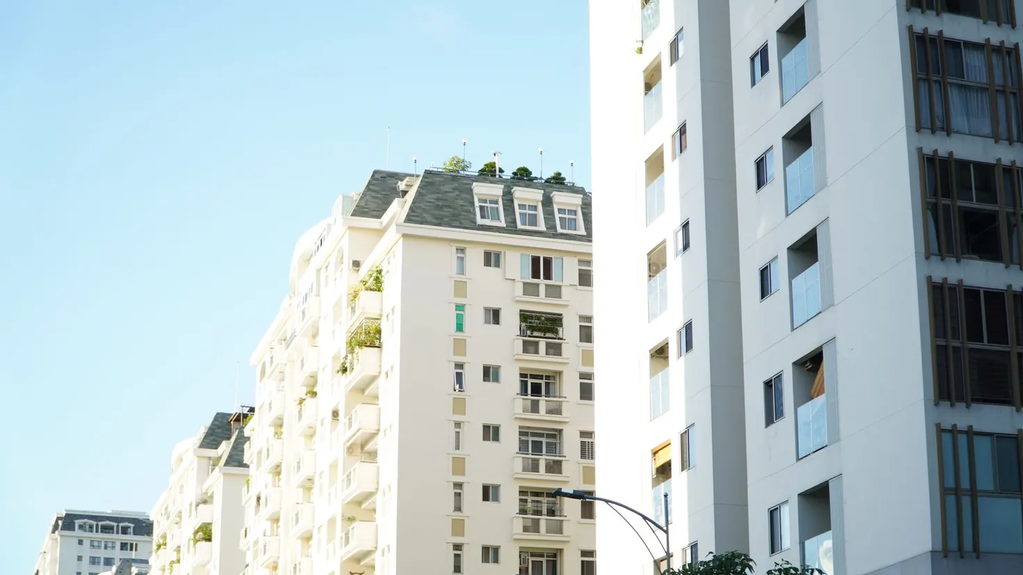 Immeubles d’habitation denses d’une grande ville française sous un ciel dégagé, illustration du coût élevé du logement