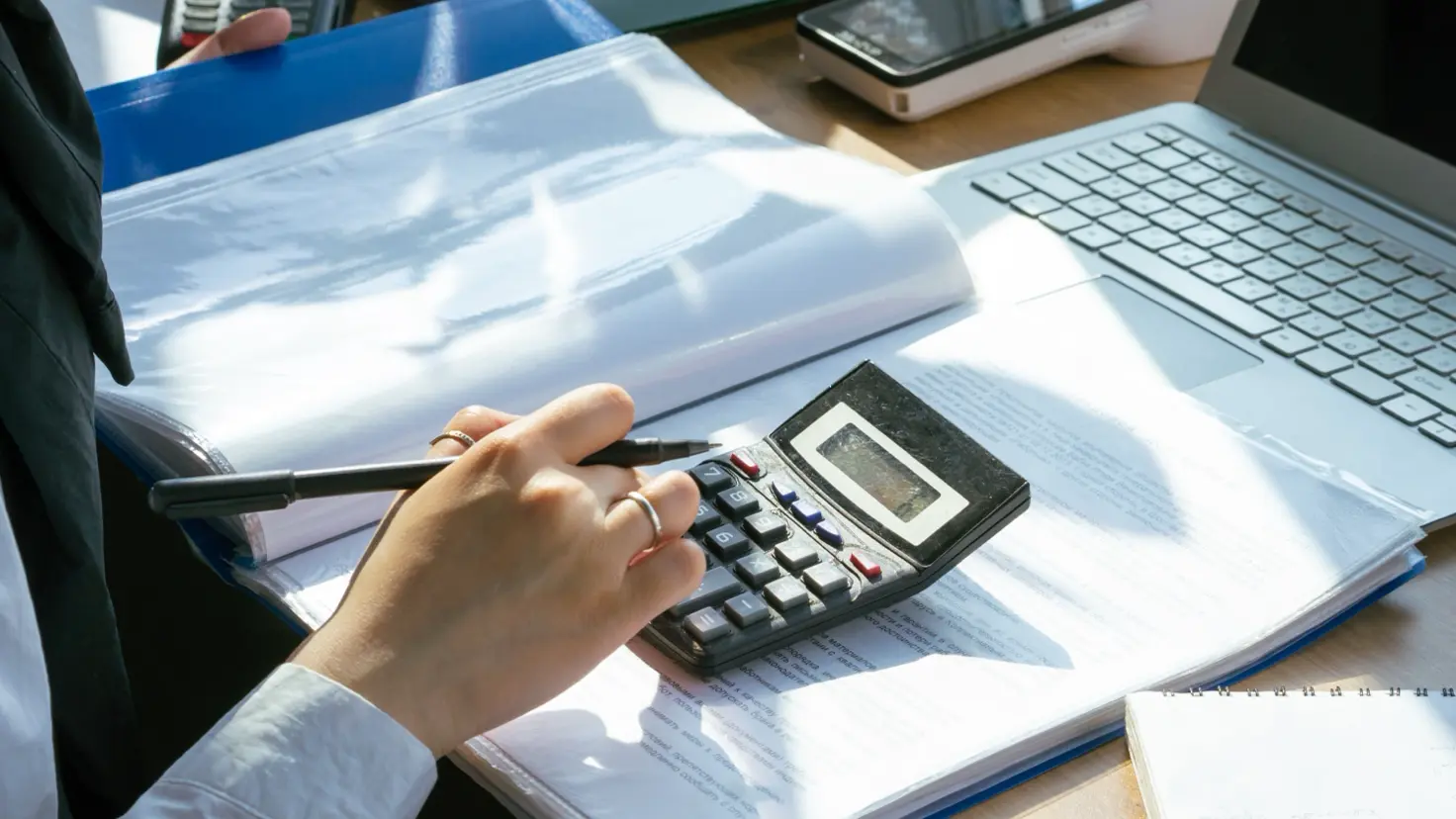 Documents d’un contrat d’assurance vie et calculatrice posés sur un bureau, illustration d’un avis sur Predissime 9 du Crédit Agricole