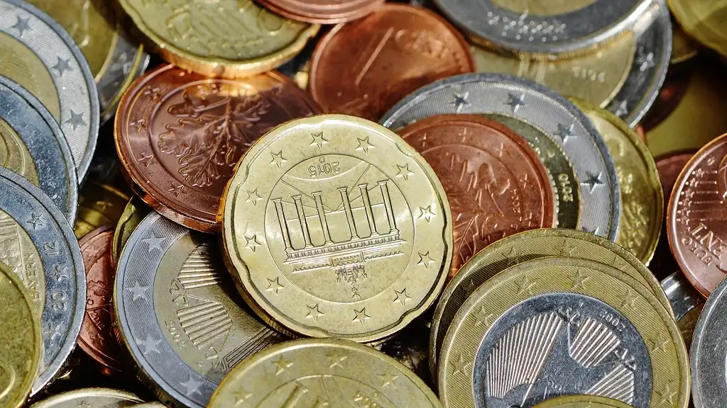 Pièces de monnaie en euros, le complément de revenu que représente la prime d'activité pour les travailleurs modestes