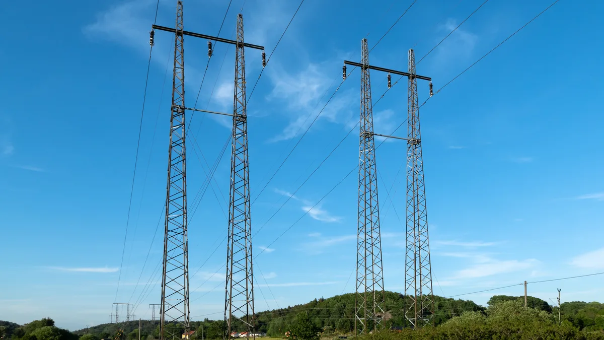 Lignes à haute tension au coucher du soleil, illustration du prix de l'électricité au 1er août 2026