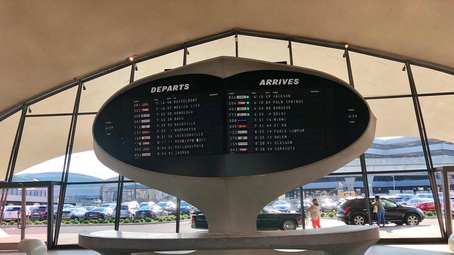 Quitter la France pour quel pays : tableau des départs d'aéroport affichant une liste de destinations dans le monde