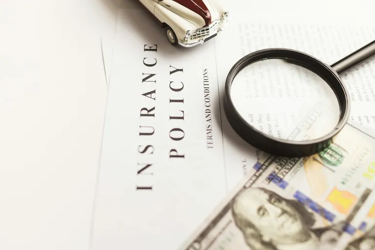 Loupe posée sur un contrat d’assurance habitation pour auditer les garanties et réduire la prime