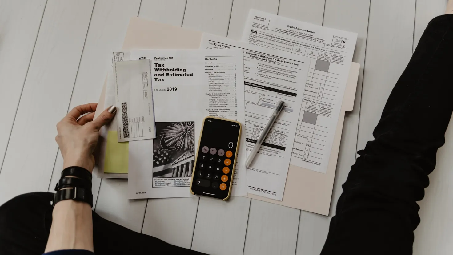 Quittance d’assurance habitation posée sur une table de cuisine, calculatrice et stylo pour réduire la prime