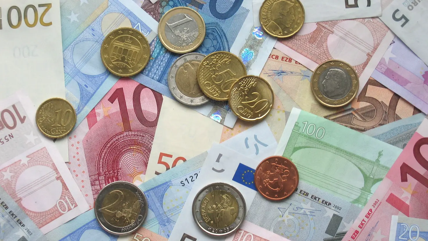 Réglementation du crowdfunding : pièces et billets en euros, symbole du plafond de 5 millions d'euros