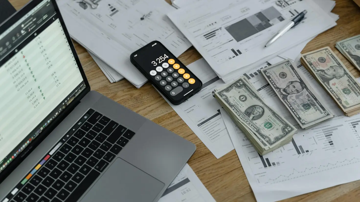 Scoring bancaire : relevés de compte, documents financiers et calculatrice sur le bureau d'analyse de la solvabilité d'un emprunteur avant un crédit immobilier en 2026