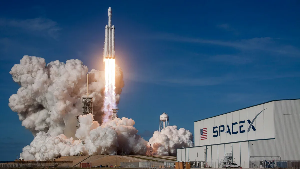 Décollage d'une fusée Falcon Heavy de SpaceX depuis le pas de tir, illustrant son entrée en bourse et son effet sur les ETF World